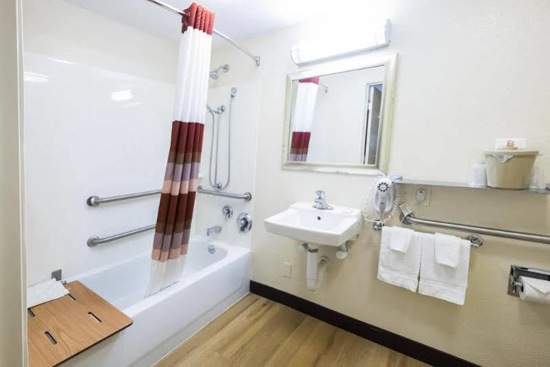 Red Roof Inn Акрон Экстерьер фото